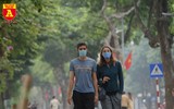 Hà Nội: Nhiều khách nước ngoài vẫn thờ ơ với khẩu trang nơi công cộng